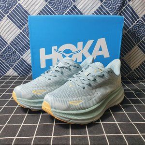 Women’s Hoka Clifton 9 size 6.5 (38)